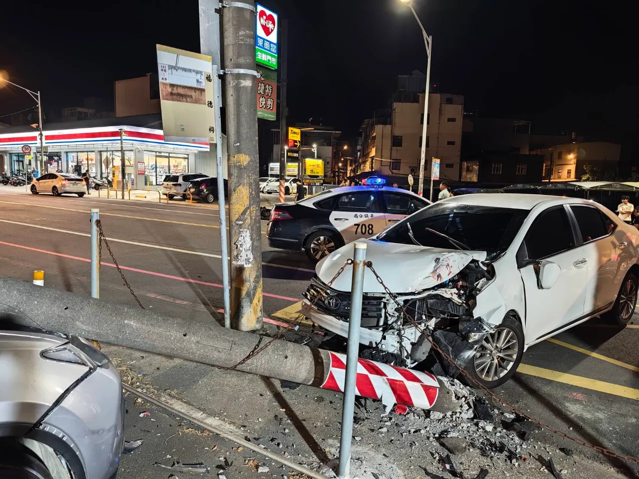 邱男駕車衝撞搭載人妻的機車,二度折返要在衝撞時撞及路旁電線桿。警方提供