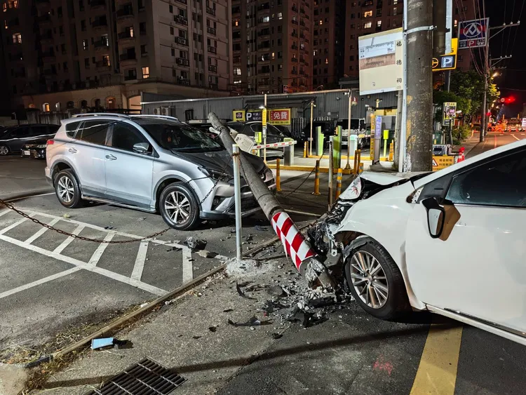 邱男駕車輾過倒地機車後失控撞上路電線桿，車頭也嚴重毀損。警方提供