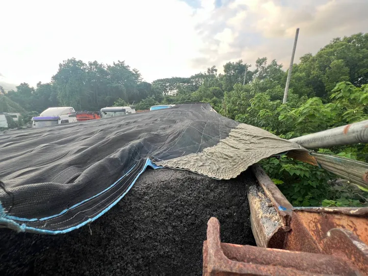 該砂石車車斗不符規定。民眾提供