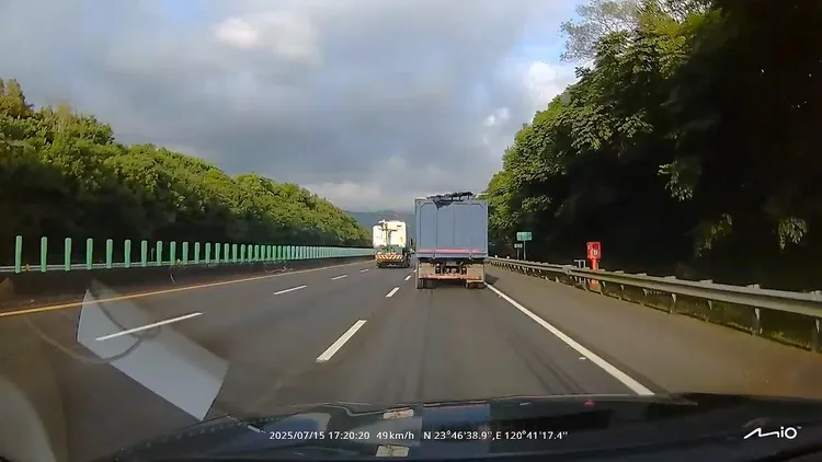 違規砂石車在國道逃了15公里。民眾提供