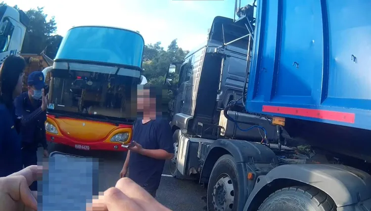 駕駛在國道3號狂逃15公里後才下國道停車受檢。民眾提供