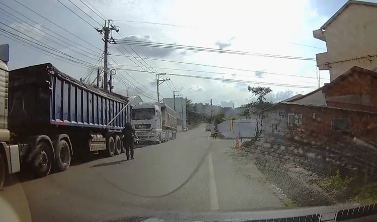 警方第一時間取締砂石車時沒看到駕駛。民眾提供