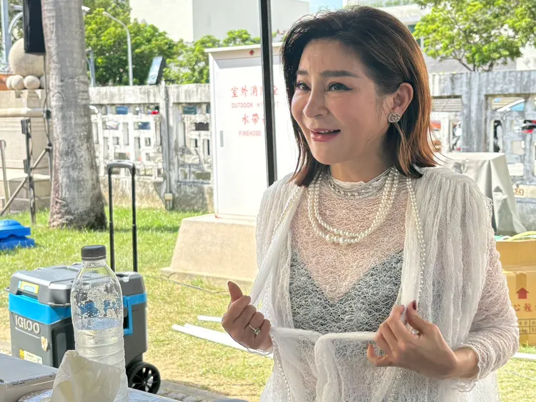 王彩樺搞笑露奶。王思穎攝