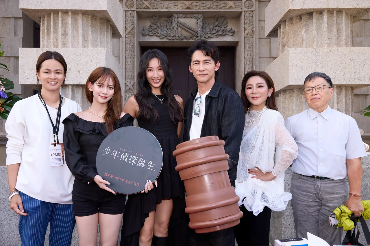 導演紀倪君(左起)、黃于庭、隋棠、温昇豪、王彩樺、導演王小棣一起為節目宣傳。灰人文化提供