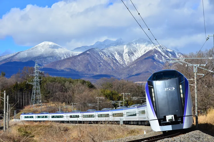 富士回遊號中途可經富士急樂園、富士山站等景點，適合規劃富士山一日遊或溫泉輕旅行。JR東日本提供