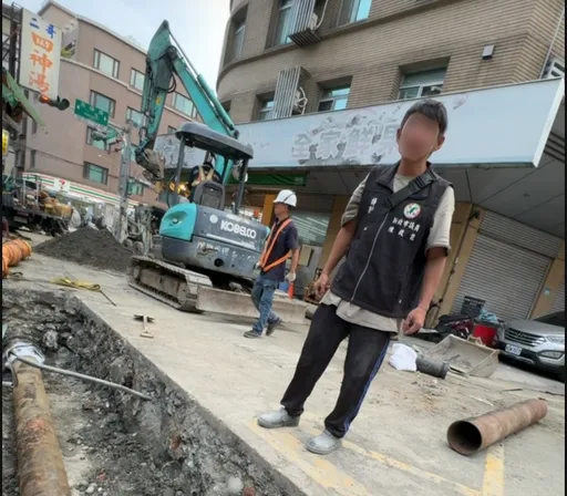 居心叵测!怪男3天2度伪穿议员特助背心「关心」瓦斯抢修进度 警方要办了