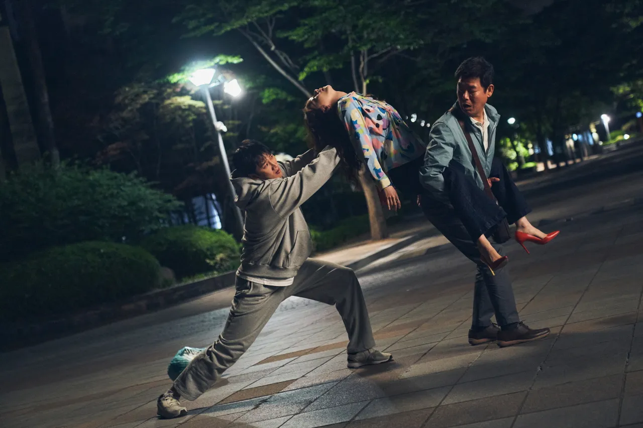 潤娥(中)片中在夜行活動結束後就會馬上睡著,有勞安普賢(左)、成東鎰背回家。車庫娛樂提供