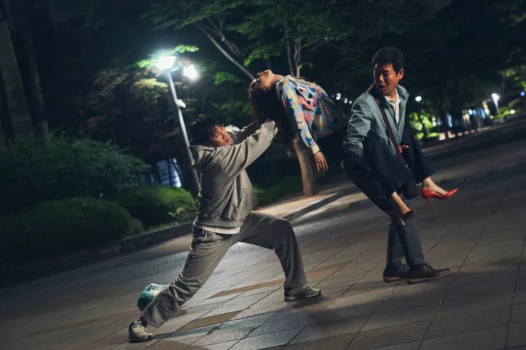 潤娥（中）片中在夜行活動結束後就會馬上睡著，有勞安普賢（左）、成東鎰背回家。車庫娛樂提供