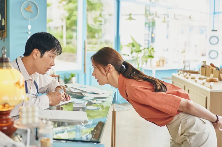 潤娥（右）白天是青春的天使，安普賢對她一見鍾情。車庫娛樂提供