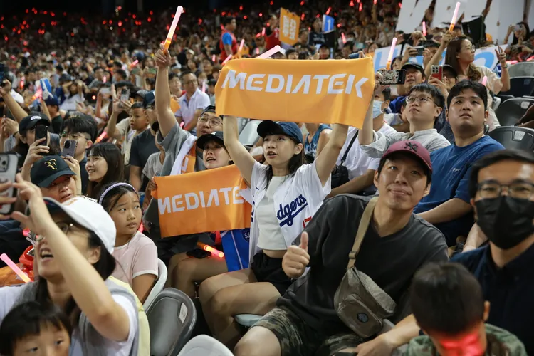 全場超過25000位同仁眷屬一同參與棒球家庭日，為賽事激昂加油，展現「聯發精神 全力出擊」。聯發科提供