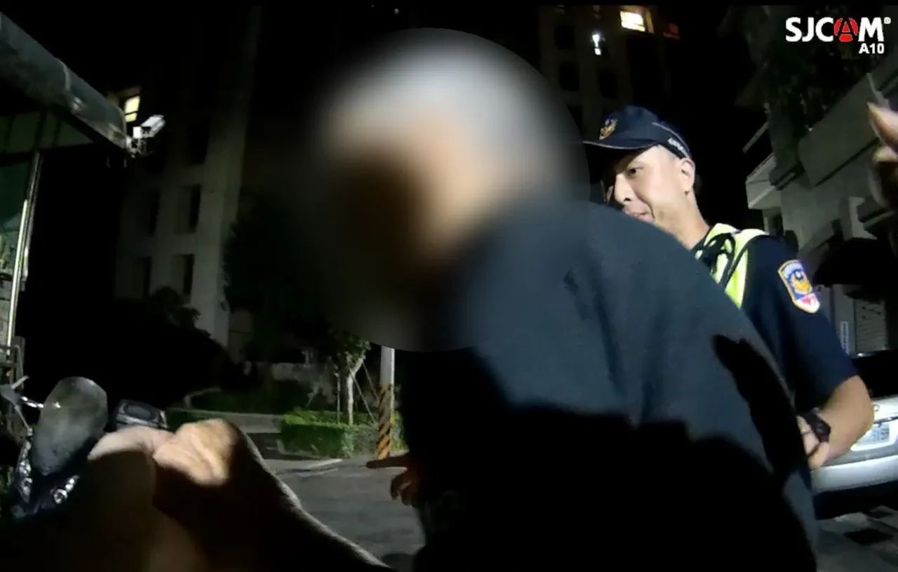 田翁深夜独自出门却迷途,警方要协助确认资料时,97岁的田翁却自称24岁,当下众人都四目相对。翻摄画面
