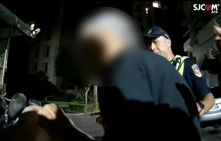 田翁深夜獨自出門卻迷途，警方要協助確認資料時，97歲的田翁卻自稱24歲，當下眾人都四目相對。翻攝畫面