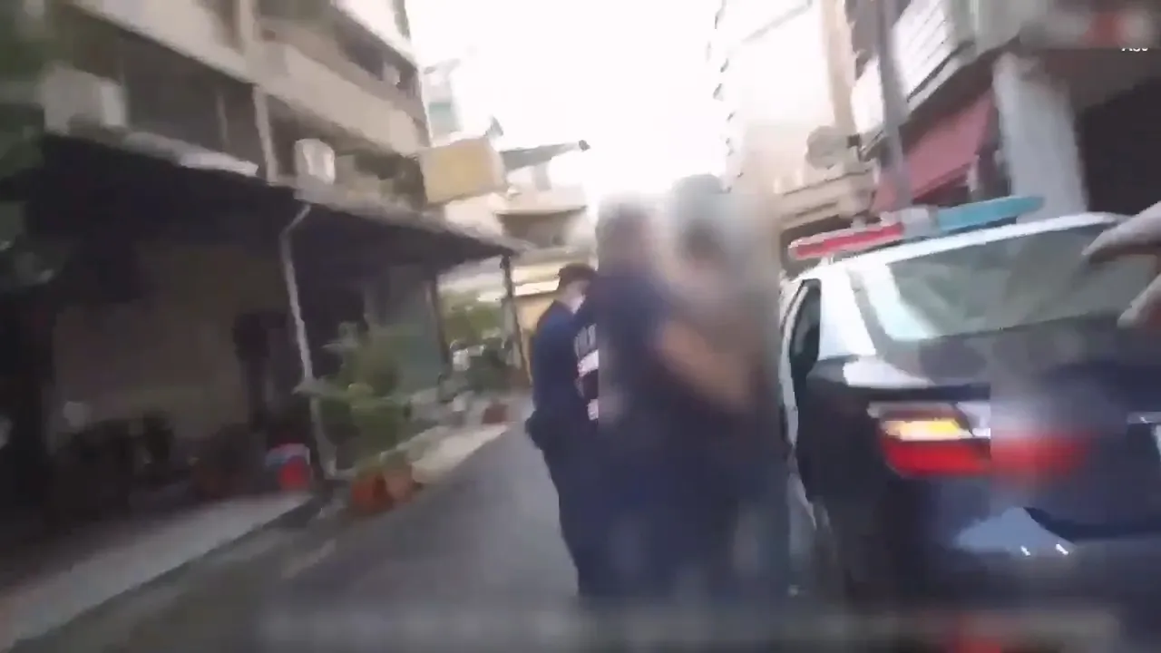 警方破门将黄男制伏后移送法办。翻摄画面