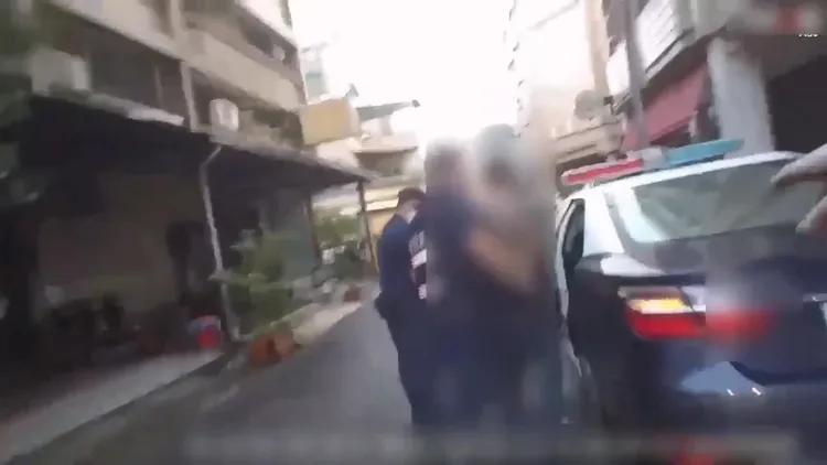 警方破門將黃男制伏後移送法辦。翻攝畫面