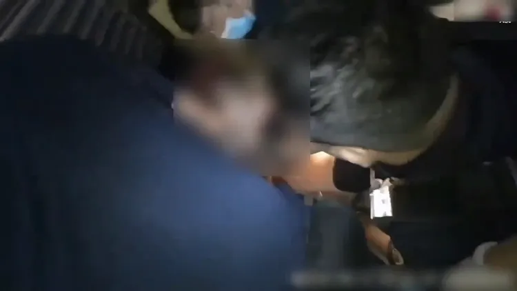 警方破門將黃男制伏。翻攝畫面