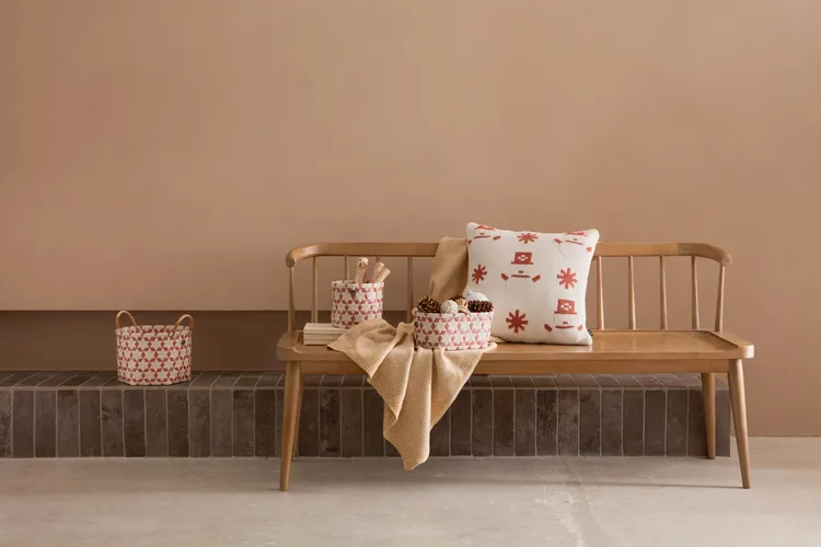 小宅美型收納推薦來自荷蘭的永續生活品牌Handed by，人氣DIMENSIONAL雙色系列收納籃，手工立體編織工藝，搭配質感藤把手，讓收納成為居家風格的一部分。業者提供