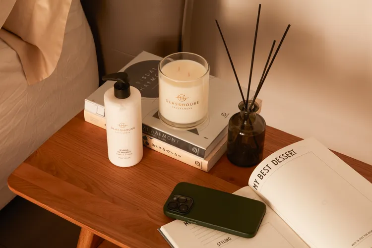 HOLA夏出清嚴選多款純淨香氛3折起，澳洲的香氛品牌GLASSHOUSE，以世界各地的嗅覺記憶為靈感，調製出米蘭午夜、京都茶花、阿馬爾菲海霧等多款經典香調，最低222元即可入手。業者提供