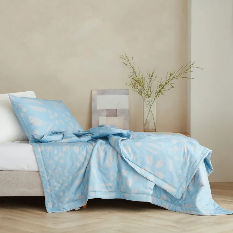 深受台灣人最愛的京都品牌SOU．SOU聯名，7/31起指定款式3折起，「SOU．SOU純棉涼被枕套三件組單人－明麗」，原價2280元折扣後只要684元。業者提供