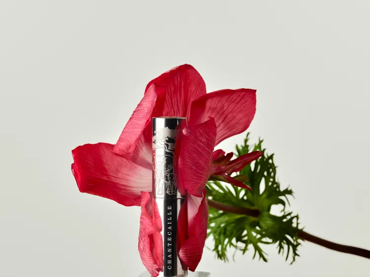 唇膏包裝採用100%可回收鋁材製成，並刻有動人的母象與小象圖騰。品牌提供