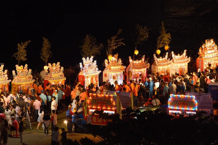 放水燈遊行將於國曆9月5日夜間登場，屆時上百盞水燈將隨海浪漂流。葉先鵬攝