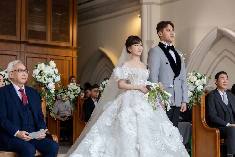 張睿家、黃安若在親友祝福下邁入禮堂。LinLi Boutique提供