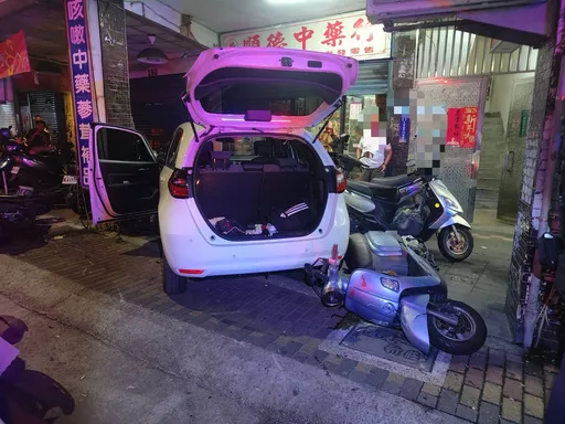 無照上路失控!新北男開車載友就醫衝進騎樓 14車遭碰撞噴飛慘況曝