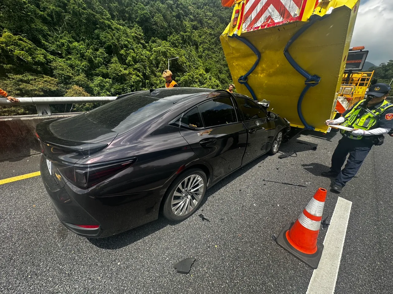 Lexus用自动辅助驾驶却不慎冲撞缓撞车。警方提供