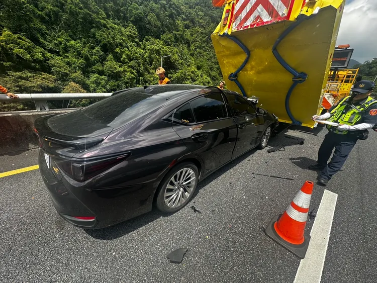 Lexus用自動輔助駕駛卻不慎衝撞緩撞車。警方提供