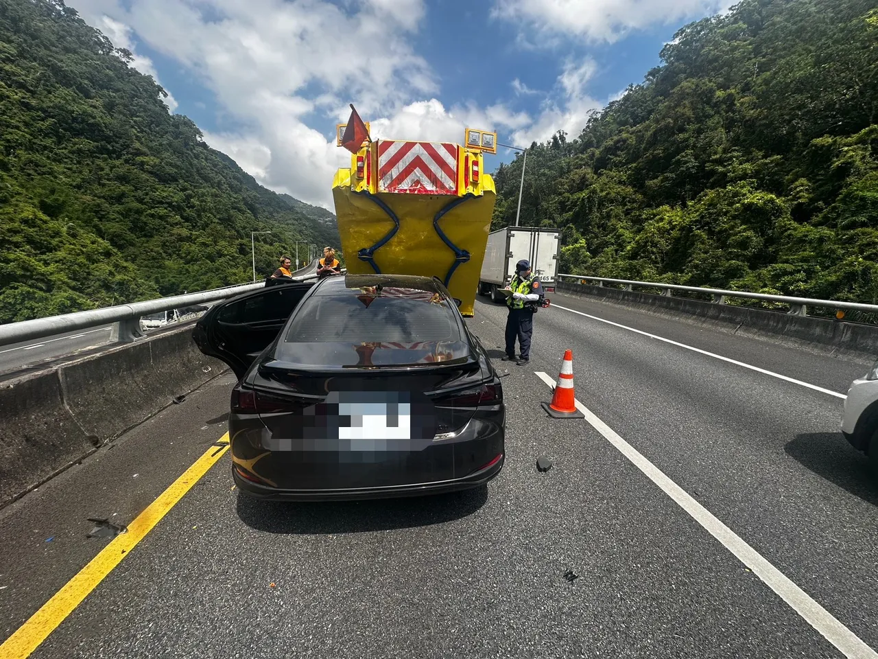 Lexus用自动辅助驾驶却不慎冲撞缓撞车。警方提供