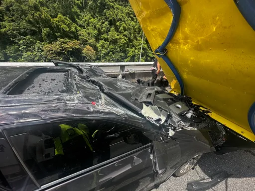 他開國道用「自動駕駛」衝撞緩撞車 事故影片曝光!Lexus車頭全毀
