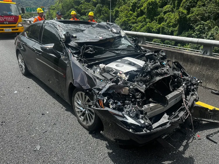Lexus車頭全毀。警方提供