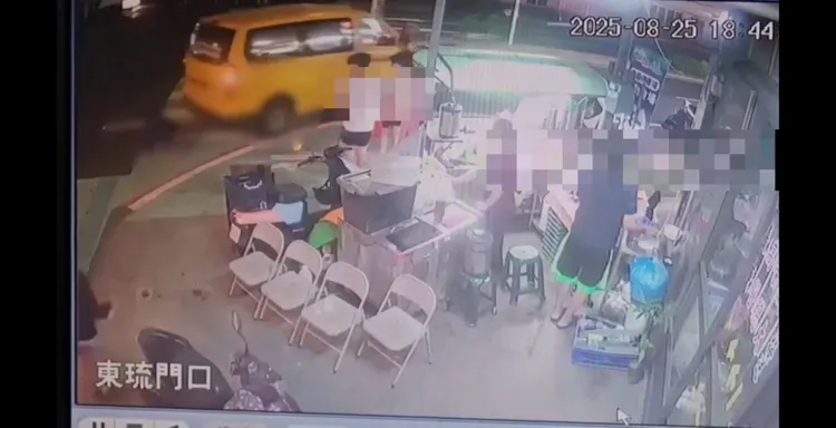 計程車未熄火，向後滑行壓死司機自己。翻攝畫面