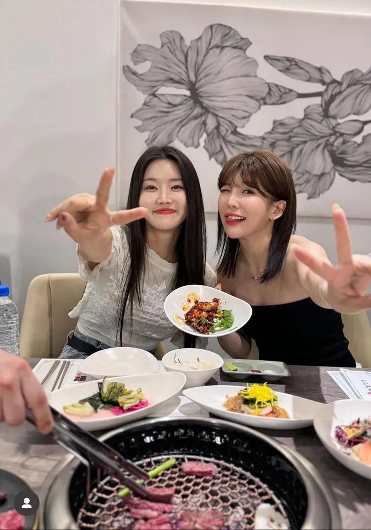 壯壯（右）在韓國應援時間，結交不少好友。本人提供