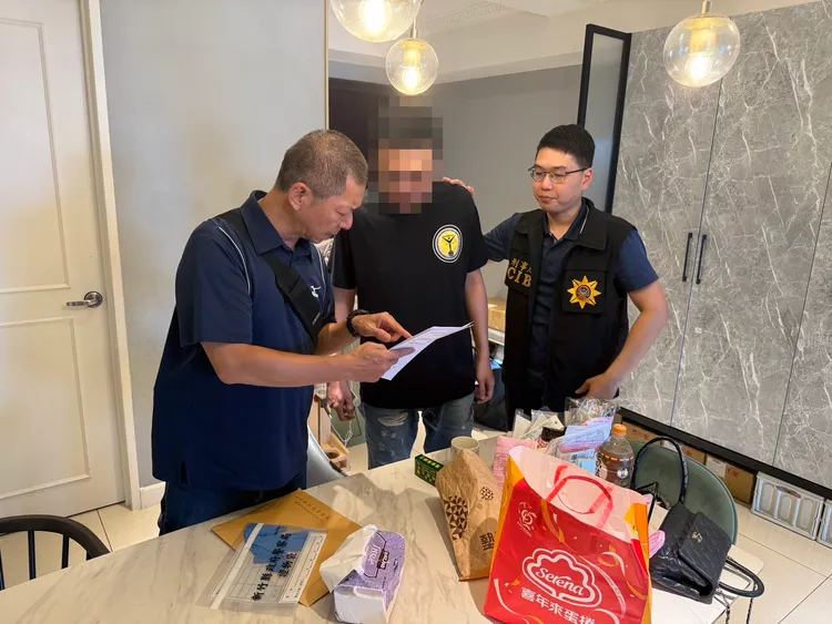 檢警執行搜索。翻攝畫面