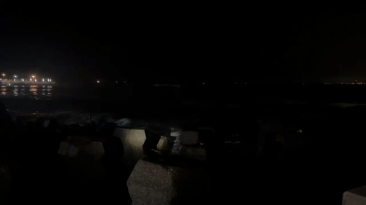 搜救人员昨晚到今早持续搜救中。翻摄画面