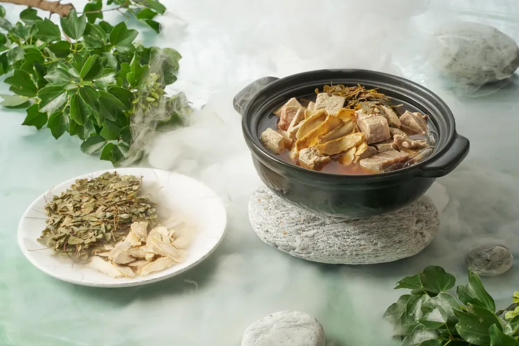 台北美福潮粵坊餐廳推出的夏日清補湯品「花旗參雞骨草瘦肉湯」，選用補氣安神的百草之王花旗參，清熱解毒的雞骨草與豬瘦肉慢煮，清雅的人參香氣，醇美回甘。台北美福大飯店提供