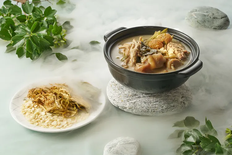 台北美福潮粵坊餐廳推出的夏日清補湯品「霸王花枇杷葉煲豬蹄」，選用月下美人「曇花」，搭配枇杷葉、南北杏，以及帶有膠質的豬蹄煲煮，口感清香溫潤。台北美福大飯店提供