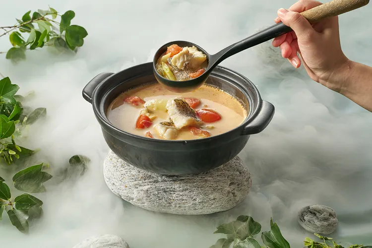 台北美福潮粵坊餐廳除了推出夏日煲湯，同步推出港式生滾湯，強調火候及時間的掌控，用最短的時間搶鮮引味。「生滾番茄薯仔石斑魚湯」，以魚骨煎香熬煮的乳白色湯底，湯鮮甘美，肉質香嫩。台北美福大飯店提供