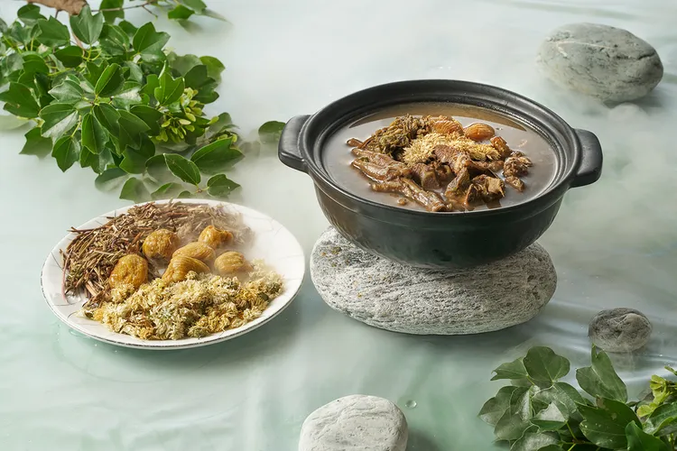 台北美福潮粵坊餐廳推出的夏日清補湯品「夏枯草菊花煲豬腱」，添加了乾燥菊花、夏枯草及蜜棗，湯體清香微甘。台北美福大飯店提供