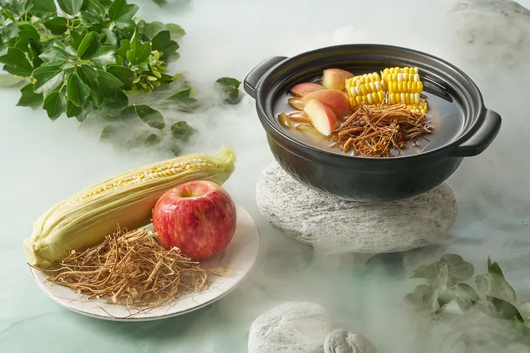 台北美福潮粵坊餐廳所推出的「五指毛桃玉米蘋果湯」，食材選以氣味清香的五指毛桃，搭配黃色甜玉米及蘋果煲煮，清爽鮮甜，茹素亦可享用。台北美福大飯店提供