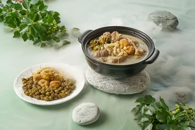 台北美福潮粵坊餐廳推出的夏日清補湯品「石斛麥冬煲豬腱湯」，選用味帶甘甜的麥冬、蜜棗與仙草級藥材石斛，搭配肉質Q彈的豬腱肉煲煮，湯體清新甘美。台北美福大飯店提供