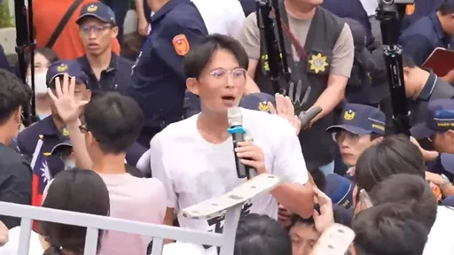 黄国昌号召千人「走读」闯禁区冲突害8警受伤! 中正一警「确定违法」移检方侦办