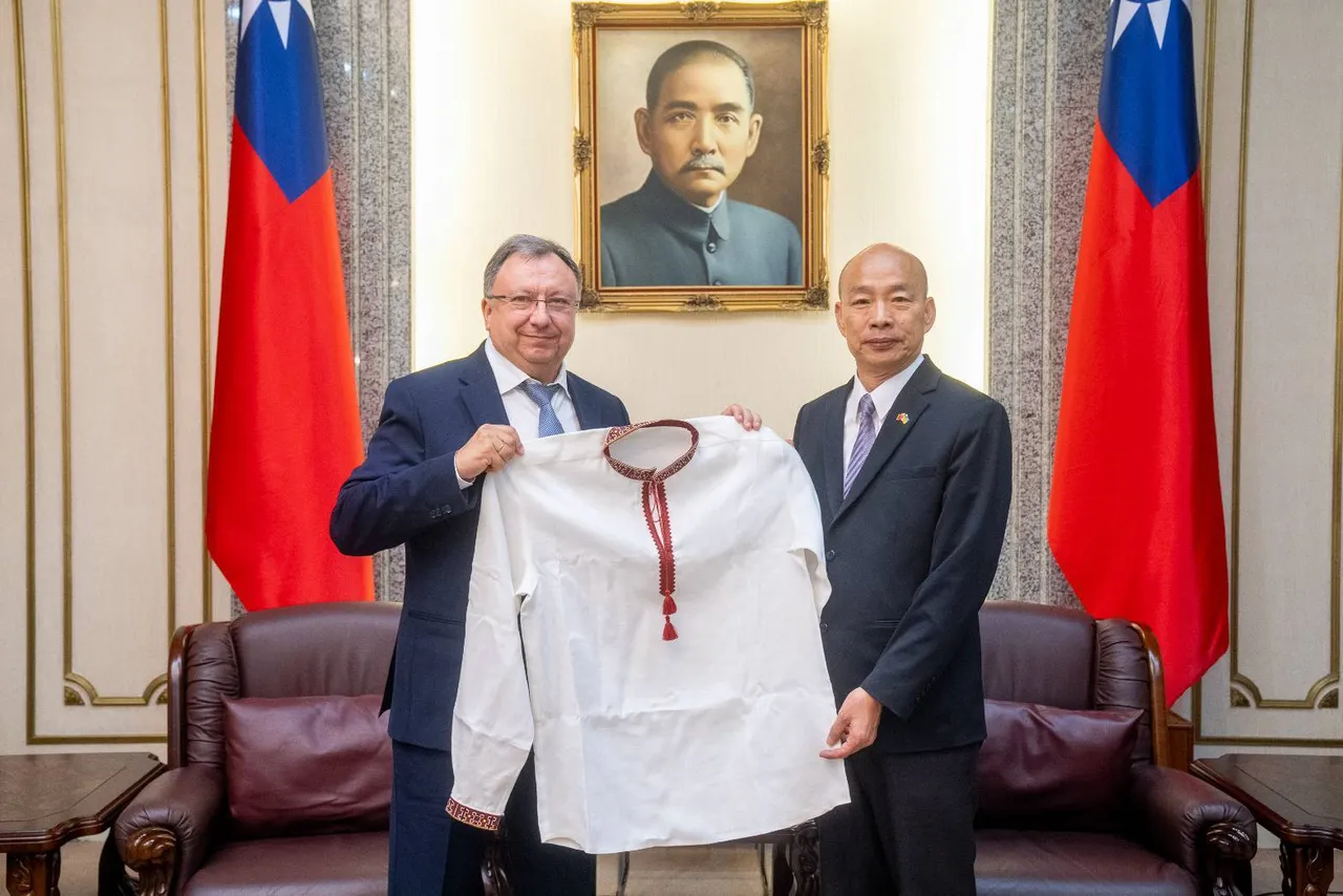 乌克兰国会议员克尼亚日茨基(Mykola Kniazhytskyi,另译:克尼茨基)(与韩国瑜握手者)率领跨党派国会议员访团来台,立法院长韩国瑜6日下午接见。立法院提供