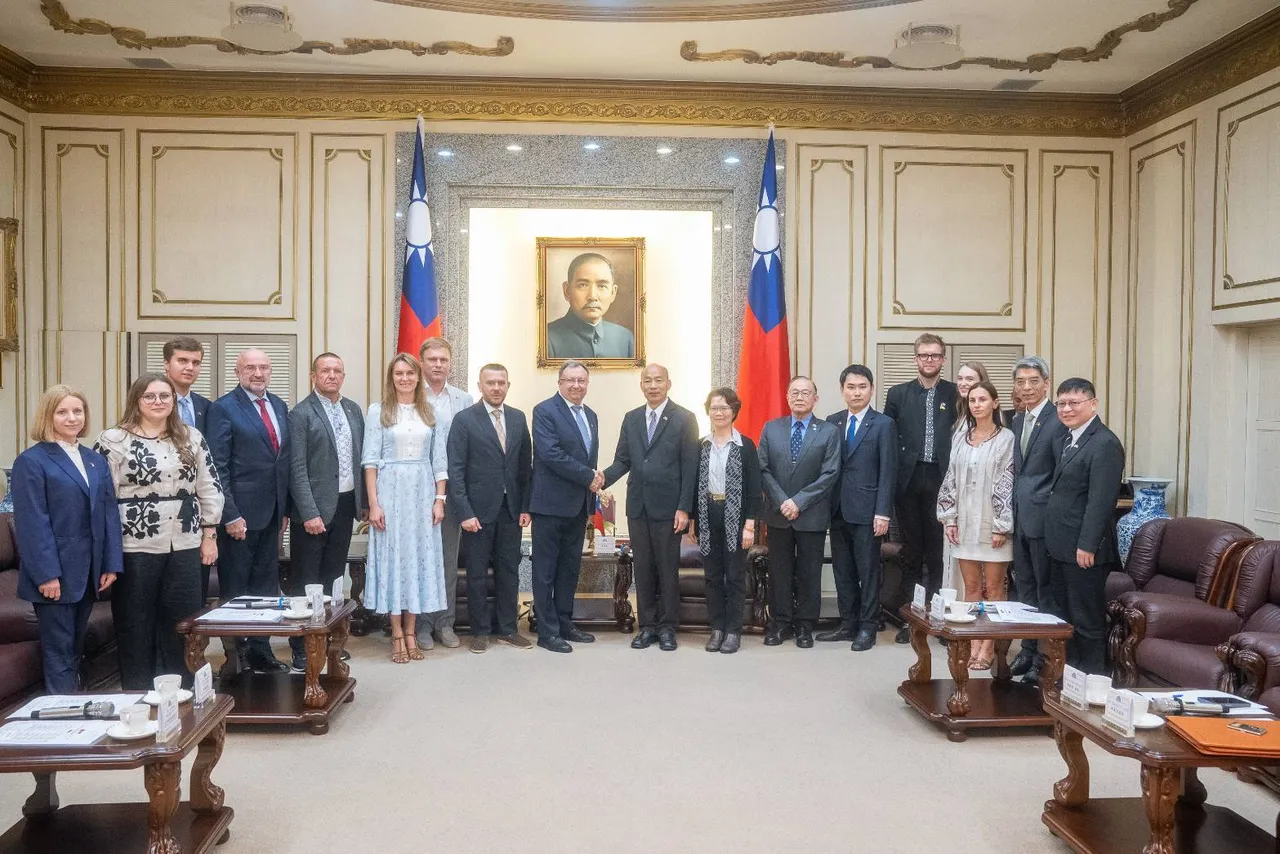 乌克兰国会议员克尼亚日茨基(Mykola Kniazhytskyi,另译:克尼茨基)(与韩国瑜握手者)率领跨党派国会议员访团来台,立法院长韩国瑜6日下午接见,2人握手合影。立法院提供