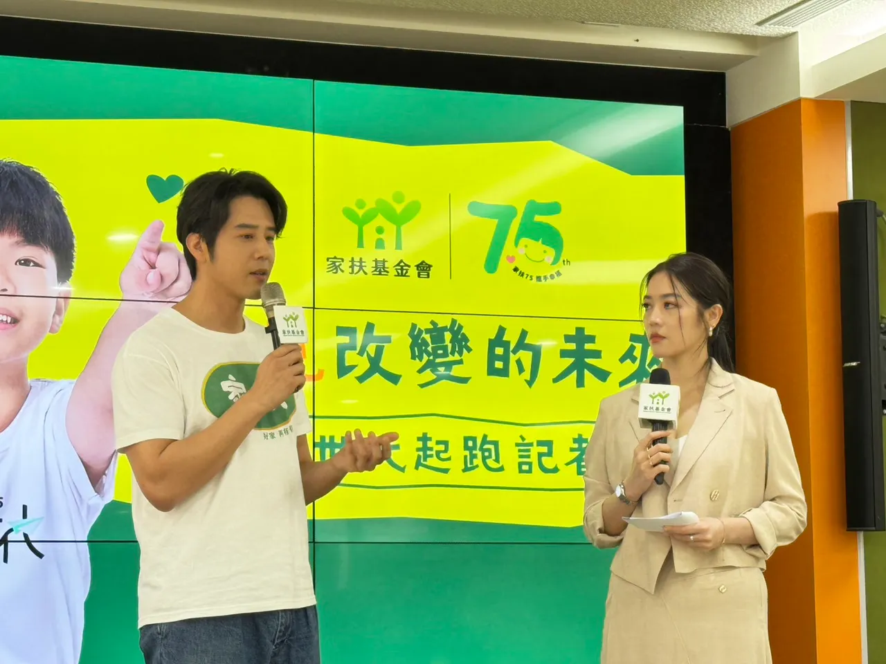 胡宇威在台上分享家裡頓失經濟來源的辛苦經歷,右為主持人劉方慈。王思穎攝