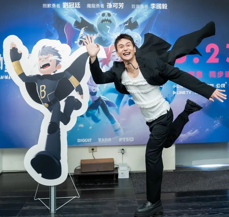 劉冠廷神還原角色動作。小公視提供