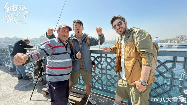 融融（中）釣魚雪恥，一次6隻上鉤，右為圖佳。八大提供