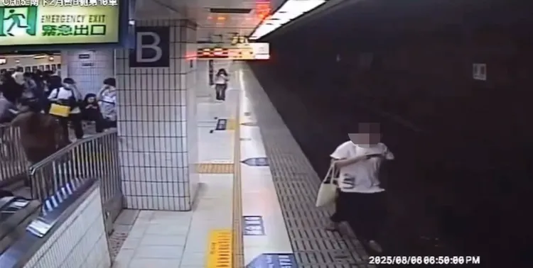 詹男低頭滑手機卻未注意月台邊隙，踩空掉落軌道。翻攝畫面