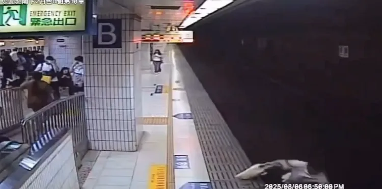 詹男低頭滑手機卻未注意月台邊隙，踩空掉落軌道。翻攝畫面