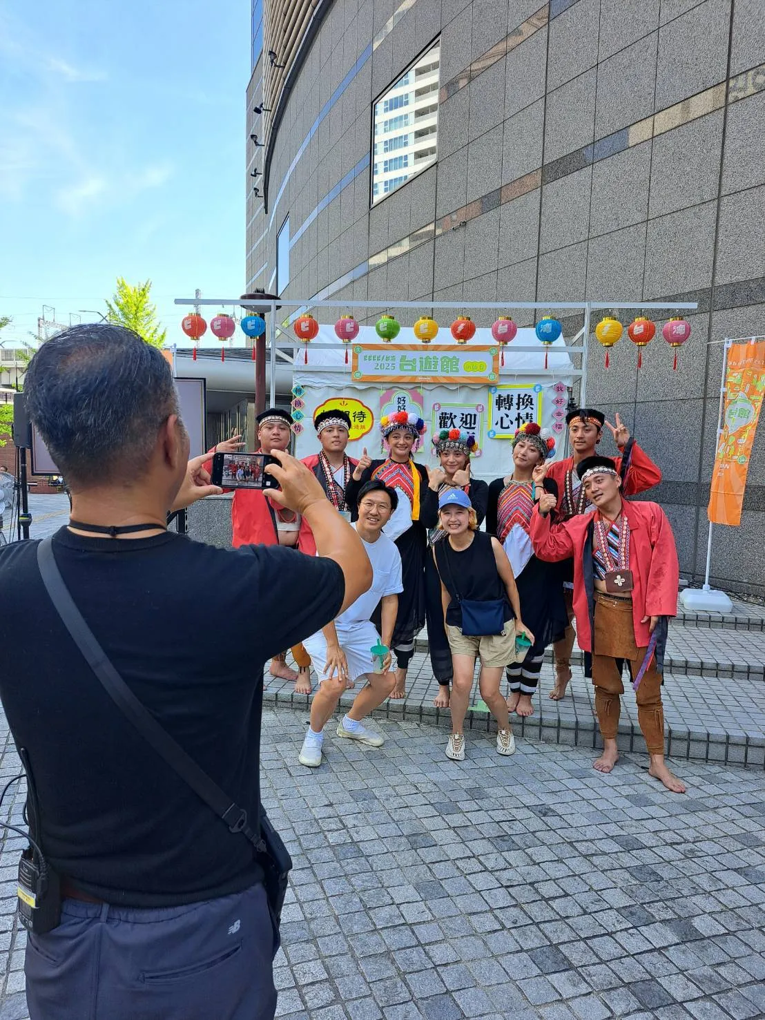 仙台民眾開心與鄒族「跳動的山林」舞團合影。觀光署提供